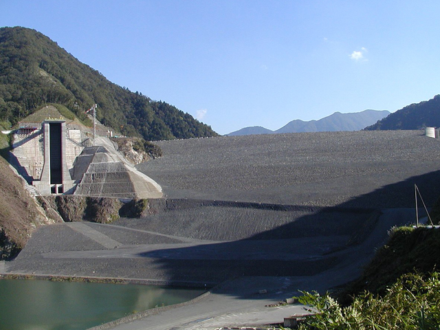 徳山ダム左岸天端施設工事1